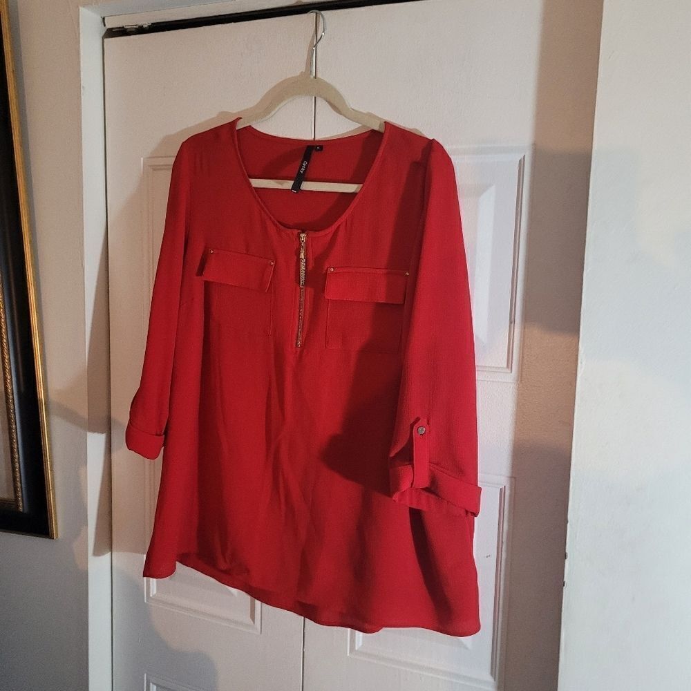 Cathy Women's Size XLARGE Nwot light weight Red 3/4 shirt  double front pockets